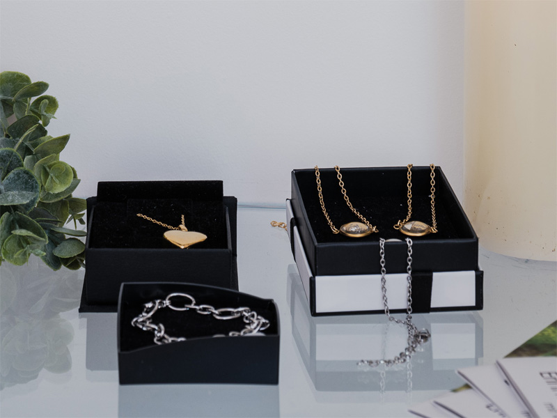 Schmuck mit graviertem Fingerabdruck im Hände