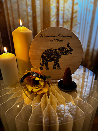 Holzjuwel mit Asche- oder Haarbehälter