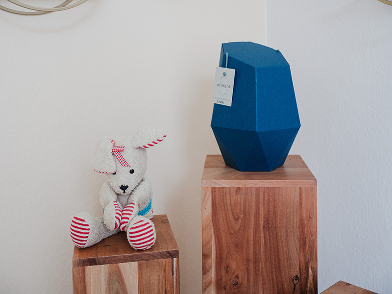 Laterne und Kuscheltier aus Kleidung