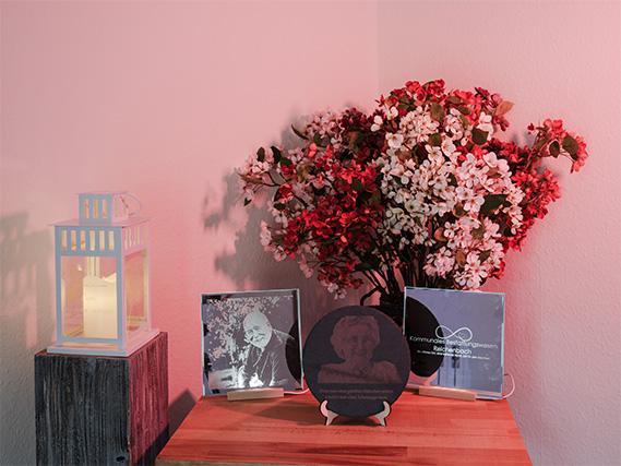 Personalisierte Laterne. Mensch malt Symbole im Laterne